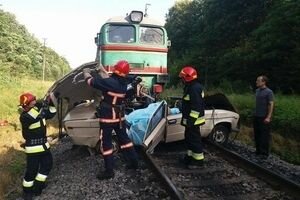 В Ивано-Франковской области пассажирский поезд протаранил легковушку: погибли четыре человека