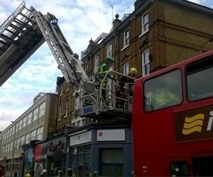 В Лондоне двухэтажный автобус разнес здание: есть пострадавшие