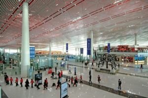 Крупнейший аэропорт Пекина вынужденно отменил более 300 рейсов