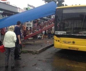 В Киеве автобус влетел в остановку: водитель сбежал с места ДТП