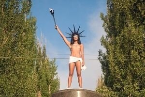 Обнаженная активистка Femen изобразила "Шоколадную свободу" в центре Киева