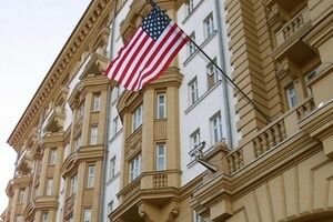 В Петербурге неизвестные "обстреляли" консульство США