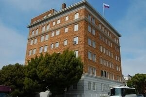 Чиновники консульства России в Сан-Франциско "переезжают" в машину