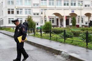 В сети появилось полное видео нападения вооруженного подростка на школу в Подмосковье