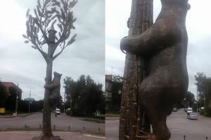Медведь на сосне: в Черниговской области появилась оригинальная скульптура