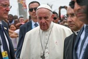 "Вытер кровь и поехал дальше": Папа Римский травмировался в Колумбии