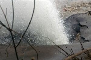 В Соломенском районе Киева прорвало трубу: поток воды привел к масштабным разрушениям
