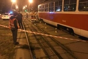 В Киеве под колесами трамвая погибла мать с маленьким ребенком