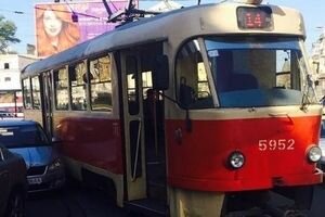 "Я на пять минут": неправильно припаркованная машина остановила движение трамваев в Киеве