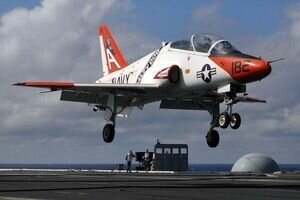 В США во время тренировочного полета разбился военный самолет