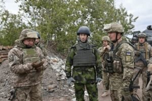 Муженко с главкомом Вооруженных сил Швеции посетил зону АТО