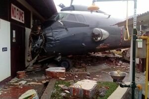 Отказали тормоза: военный самолет врезался в полицейскую базу в Перу