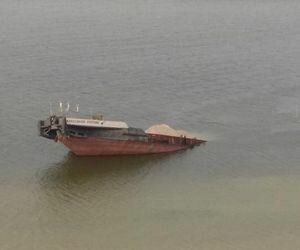В Херсонской области затонула баржа с нефтью