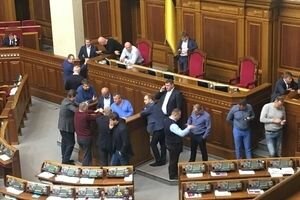 Депутаты Верховной Рады вновь заблокировали трибуну