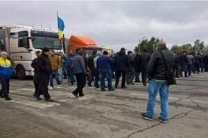 Шахтеры заблокировали движение грузовиков на КПП "Ягодин"