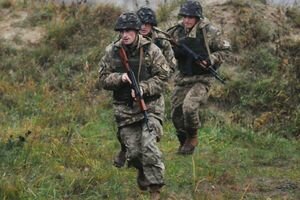 Турчинов: Украинские военные нуждаются в новом вооружении и средствах защиты