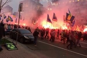 Марш славы героев: центр Киева сотрясли взрывы петард