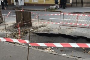 В центре Киева провалился кусок проезжей части