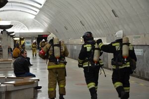 В Киеве спасатели подняли с путей тело погибшего в метро мужчины