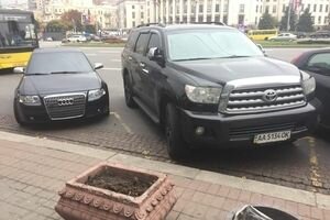 В Киеве сразу три дорогих авто перекрыли остановку общественного транспорта