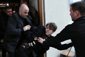 Мужчина в маске единорога пытался прорваться к Собчак в Москве