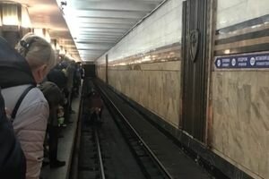 В Киеве мужчина упал на рельсы на станции Героев Днепра