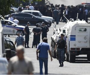 Захватчики здания полиции в Ереване отпустили двоих медиков