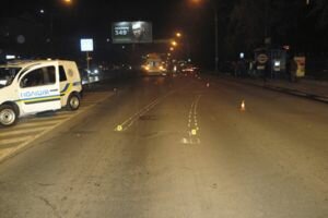 Прямо на пешеходном переходе: в Черновцах водитель насмерть сбил молодую девушку и скрылся