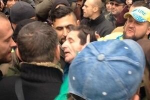 В Киеве под зданием суда избили Шкиряка с криками "наконец мы до тебя добрались"