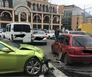 В Одессе девушка за рулем спорткара разбила сразу пять машин