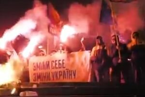 В Киеве активисты Национального корпуса сожгли чучело Ленина (видео)
