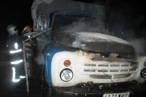 В Житомирской области на дороге в движении загорелся грузовик