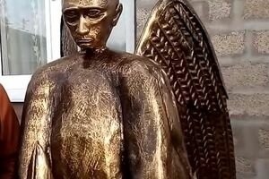Крылатый медведь с осетром в лапах: житель Астрахани выковал странную скульптуру Путина