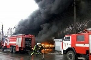Из здания Нацбанка идет дым: на месте работают пожарные