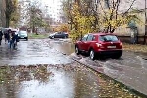 В Херсоне проливной дождь затопил центральные улицы города (видео)