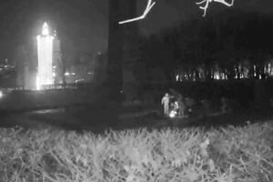 В сети появилось видео, как вандалы заливают цементом Вечный огонь в Киеве