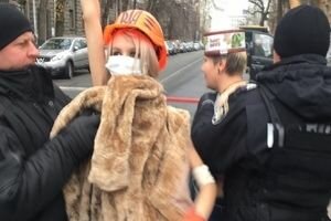 "Народ в дерьме, власть в шоколаде": Femen провели новую акцию в центре Киева (видео)