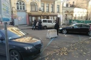 Герои парковки: в Киеве автомобили полностью заблокировали проезд троллейбусов (фото)