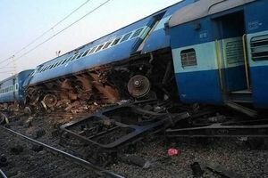 В Индии три человека погибли в результате схода поезда с рельсов