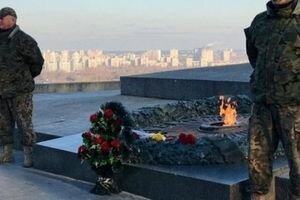 К Вечному огню в Киеве приставили охрану
