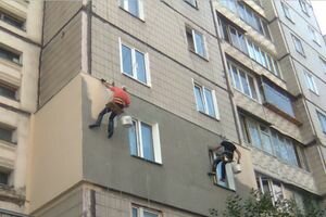 В Киеве со стены дома обвалилось несколько этажей утеплителя
