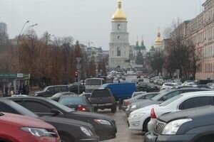 Не запрещали: власти Киева объяснили ситуацию с парковкой на 67 улицах города