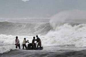 На юг Индии обрушился мощный шторм: восемь человек погибли и десятки пропали без вести