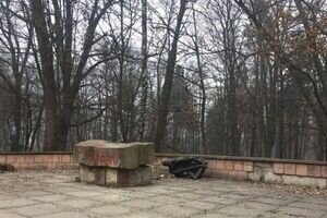 "Комуняку геть": во Львове вандалы разрушили памятник Великановичу