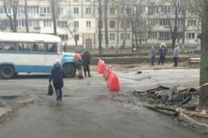 В Киеве на Святошино просел асфальт: движение автомобилей и трамваев остановилось (фото)