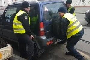 В Киеве полицейские вручную перенесли авто, которое заблокировало движение трамваев