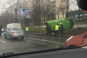 В Киеве возле "Шулявской" бусик столкнулся с BMW и вылетел на тротуар (фото)