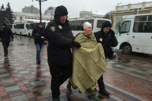 Гребите на**й: пышнотелая активистка Femen полностью разделась в палаточном городке Саакашвили (фото)