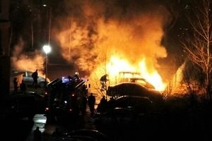 Взрыв в три часа ночи и столб пламени: в Броварах неизвестные закидали авто коктейлями Молотова (видео)