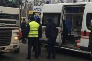 Не заметил: в Киеве грузовик переехал женщину прямо на пешеходном переходе